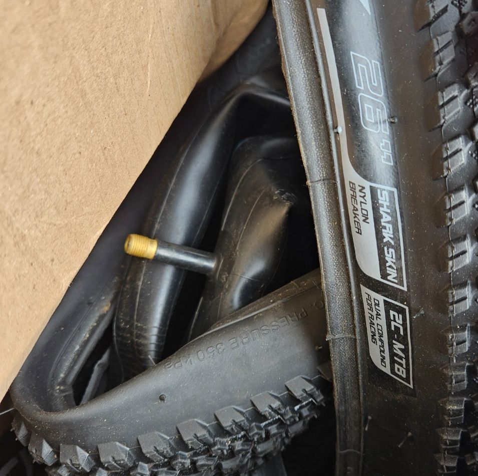 Chaoyang Victory 26x1.95 MTB Mountain Bike Tire 2-Pack 2C Shark Skin Set + Tubes
