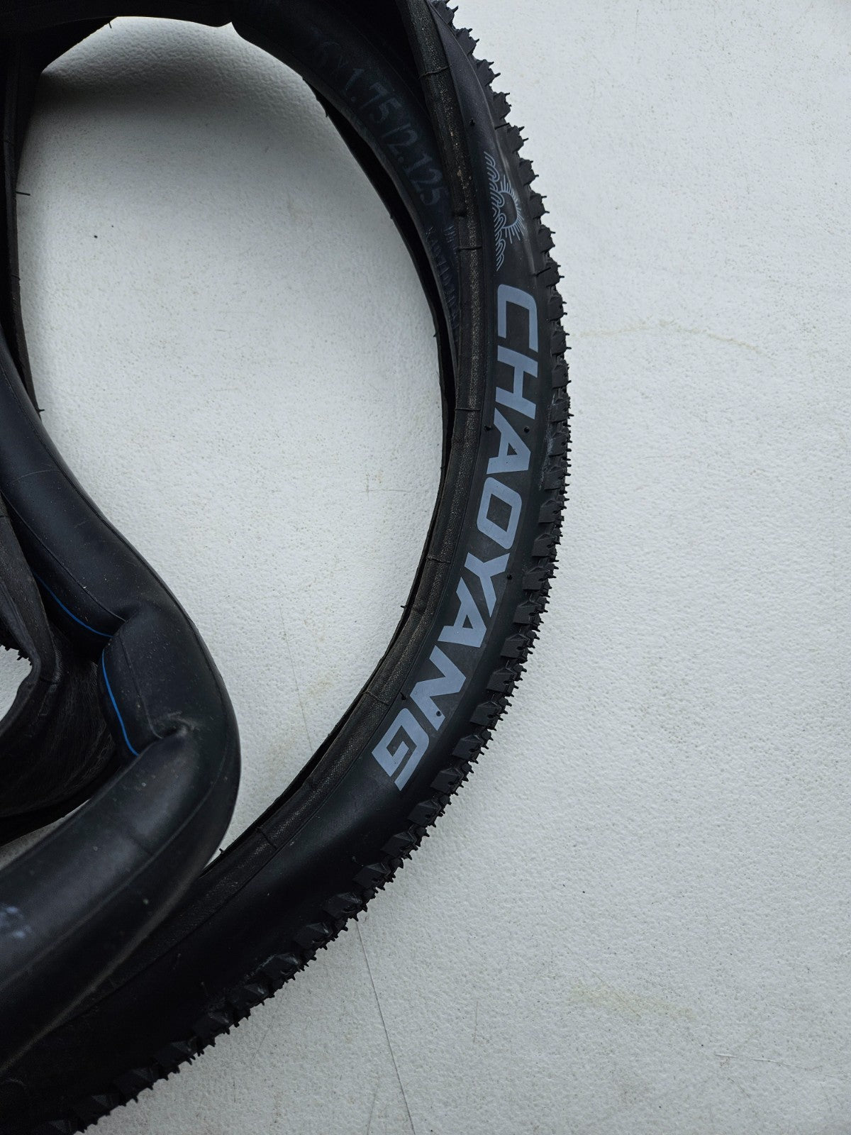 Chaoyang Victory 26x1.95 MTB Mountain Bike Tire 2-Pack 2C Shark Skin Set + Tubes